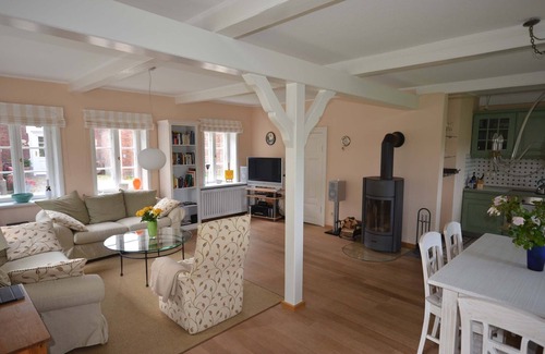 Alkersum House | Comfortable Frisian house under thatch with large garden