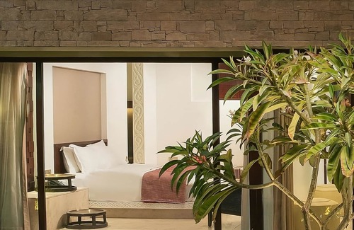 Salalah Hotel | Comfortable Guest Villa! Free Parking, Onsite Swimming Pool & Spa, Seafront!