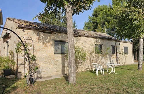 Falerone House | Comfortable Guesthouse in Scenic Italian Countryside