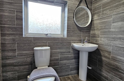 Peterborough House | Comfortable home for contractors sleeps 6