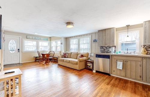 Hampton Condo | Comfortable home steps from beach with deck, grill, & washer/dryer