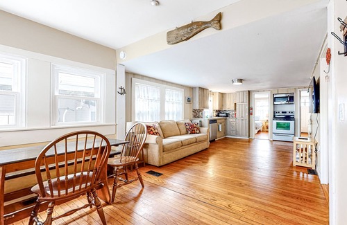 Hampton Condo | Comfortable home steps from beach with deck, grill, & washer/dryer
