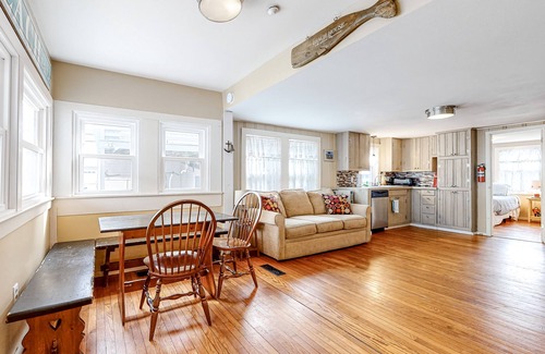 Hampton Condo | Comfortable home steps from beach with deck, grill, & washer/dryer