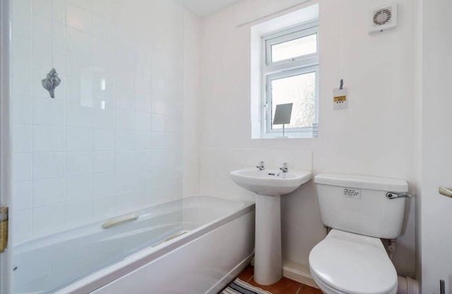 Barnstaple House | Comfortable Home with Parking & Garden, Barnstaple
