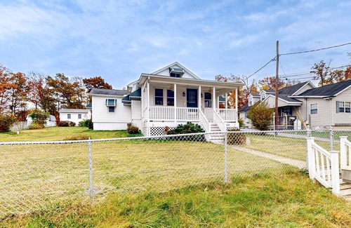 Odenton House | Comfortable home with a work desk, washer/dryer, streaming, & internet