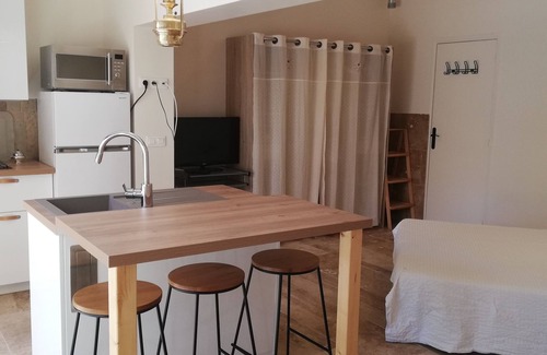 Rognes Cottage | Comfortable independent cottage