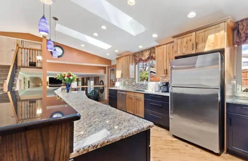 Ralston Valley House | Comfortable & Inviting Family Home - Sleeps 10