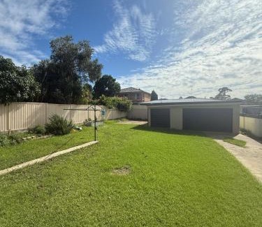 Greenacre House | Comfortable Queen Room in Spacious House with Backyard - GA3