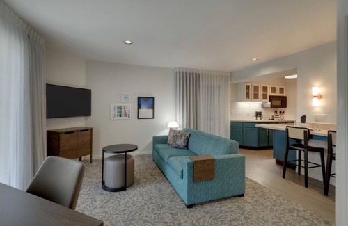Sunnyvale Resort | Comfortable Queen Stay! Free Breakfast, Wi-Fi, and Outdoor Pool Access!