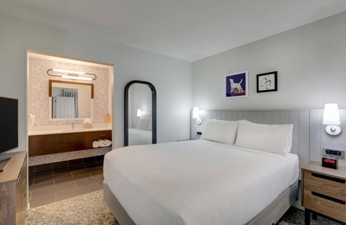 Sunnyvale Resort | Comfortable Queen Suite with Roll-In Shower, Close to Sunnyvale Attractions!