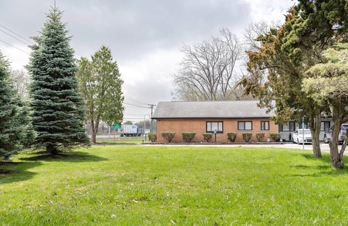 Riverview Apartment | Comfortable Room for 4 w/Private Bath & Wi-fi!