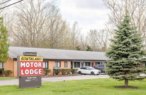 Riverview Apartment | Comfortable Room for 4 w/Private Bath & Wi-fi!