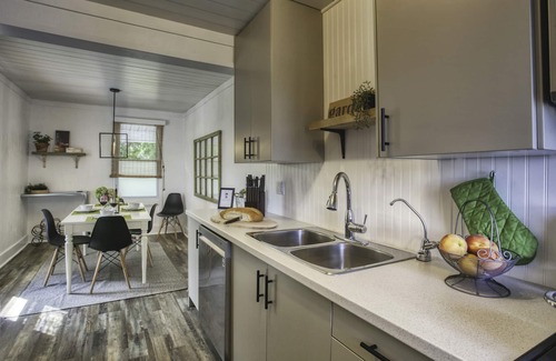 Beamsville Other | Comfortable spacious farmhouse vineyard location. Ensuite bathrooms.