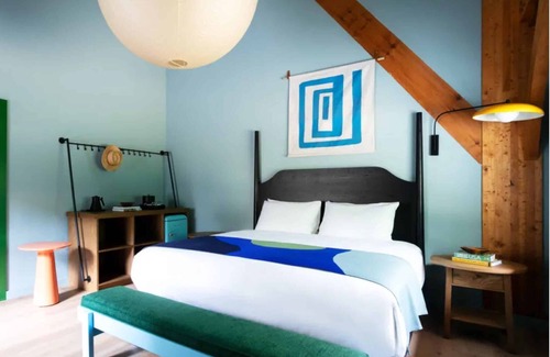 Stowe Area Hotel | Comfortable Stay! Outdoor Pool, Free Parking! Close to Moss Glen Falls!
