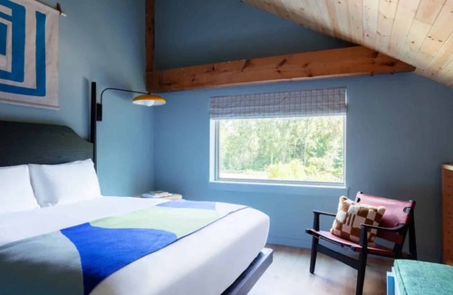 Stowe Area Hotel | Comfortable Stay! Outdoor Pool, Free Parking! Close to Moss Glen Falls!