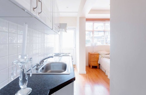 West Hill Apartment | Comfortable studio near transport/tube on a quiet road.