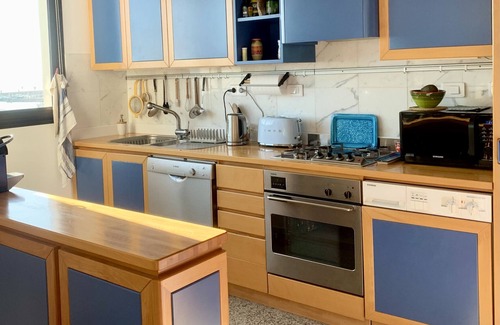 Menton Apartment | Comfortable top-floor apartment with sea view