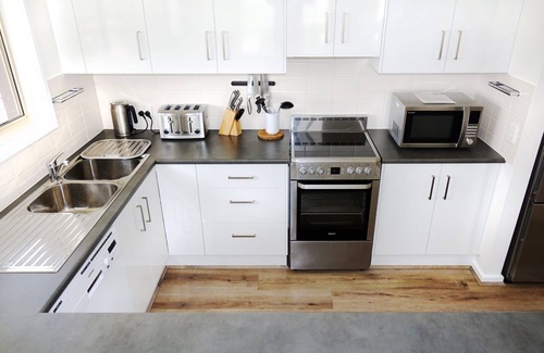 Point Lookout Apartment | Comfortable unit within a short stroll of Cylinder and Deadmans Beaches.