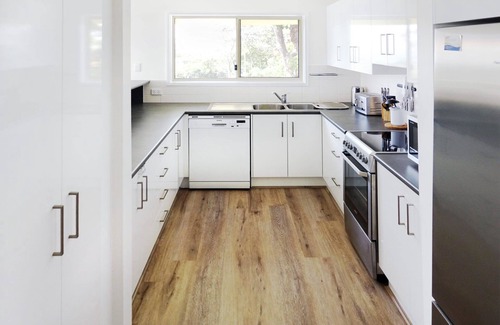Point Lookout Apartment | Comfortable unit within a short stroll of Cylinder and Deadmans Beaches.
