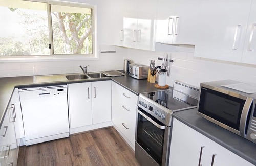Point Lookout Apartment | Comfortable unit within a short stroll of Cylinder and Deadmans Beaches.