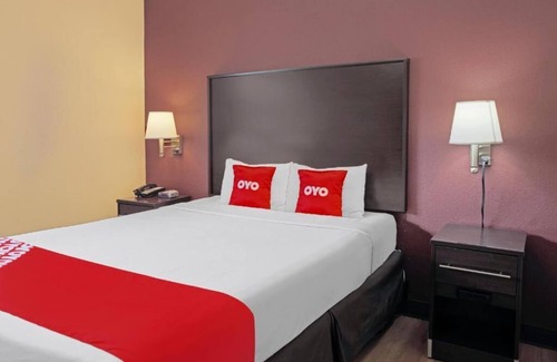 McAllen Hotel | Comfortable Unit Close To Airport - Free Parking And Pet Friendly Pool