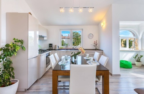 Medulin Apartment | Comfortable vacation home directly by the sea, 80m from the beach