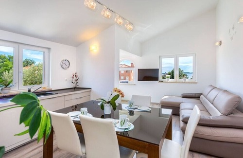 Medulin Apartment | Comfortable vacation home directly by the sea, 80m from the beach