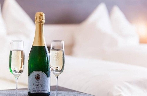 Longuich Bed & Breakfast | Comfortzimmer Klein mit Balkon - Gästehaus-gasthof "wein im Turm"