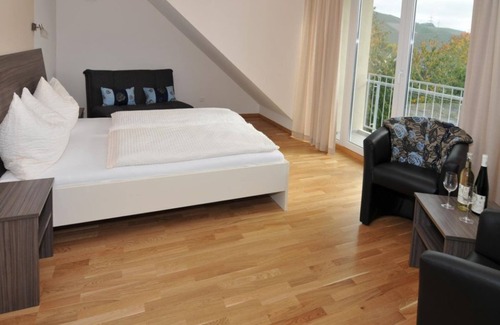 Longuich Bed & Breakfast | Comfortzimmer Klein mit Balkon - Gästehaus-gasthof "wein im Turm"