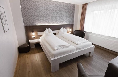 Longuich Bed & Breakfast | Comfortzimmer Klein mit Balkon - Gästehaus-gasthof "wein im Turm"