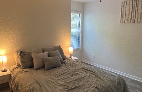 Port Orange Apartment | Comfy 1 bedroom apartment 10mins from the beach