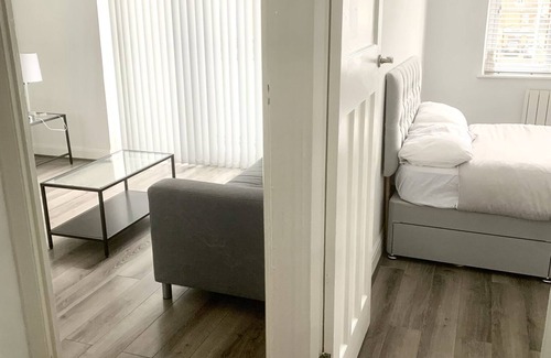 Edmonton Apartment | Comfy 2 Bedroom Apartment With Balcony Near Tottenham Hotspur Stadium