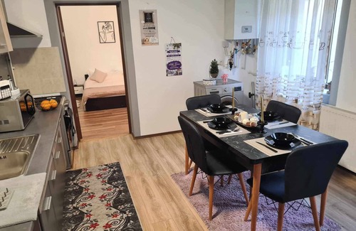 Centrul Vechi Apartment | Comfy 2-Bedroom Apartment with Free WiFi, Steps from Brașov Center