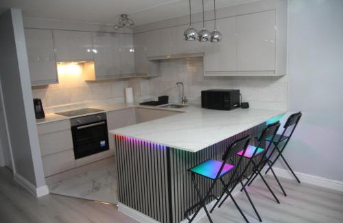 Cradley Apartment | Comfy 2-bedroom Flat with Private Parking