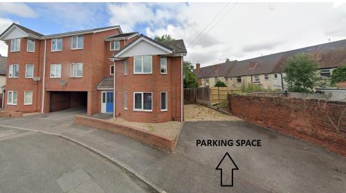 Cradley Apartment | Comfy 2-bedroom Flat with Private Parking