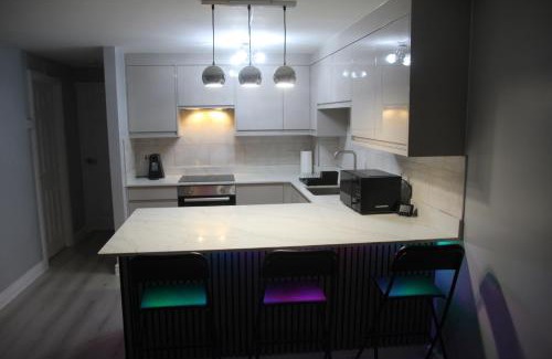 Cradley Apartment | Comfy 2-bedroom Flat with Private Parking