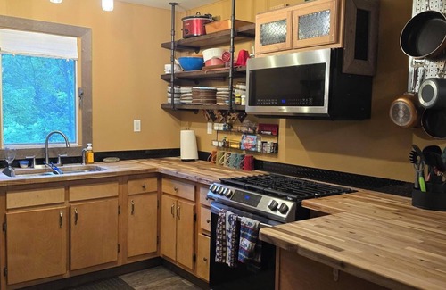 Kenai Peninsula House | Comfy 2br Furnished home w big deck! 1 acre RV Parking w power. Sleeps 7