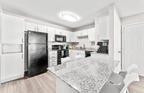 Pleasant Valley Apartment | Comfy 2BR King Suite w Gym Pool Close to DT