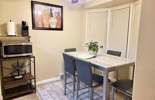 Detroit House | Comfy 3 Bedroom Detroit Getaway-