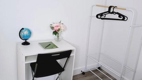 Luton House | Comfy 4-Bed Home in Luton by Stayfolk, Ideal for Contractors - Sleeps 8