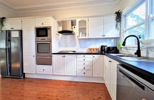 Miranda House | Comfy 4 bedrooms house-2 mins to Miranda Shopping Centre