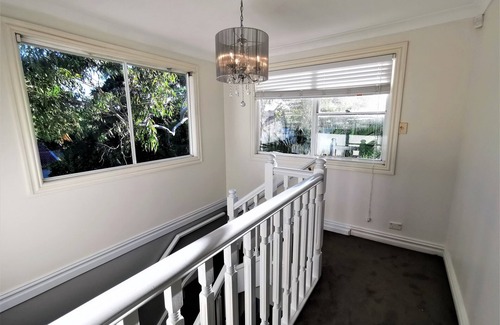 Miranda House | Comfy 4 bedrooms house-2 mins to Miranda Shopping Centre