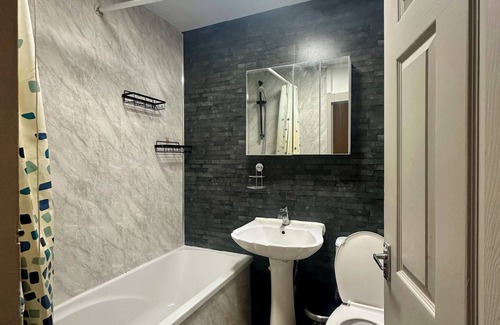 Roehampton House | Comfy 5 Bedroom Home close to Richmond