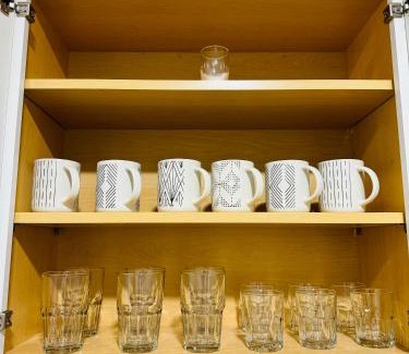 Riverside House | Comfy beds Wifi Bars Cafes Food in Riverside