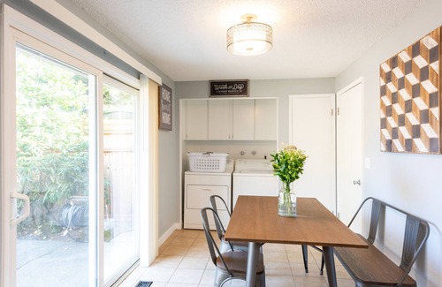 Bull Mountain Apartment | Comfy & Bright 2BR Flat W/Fenced Yard Near Washington Square