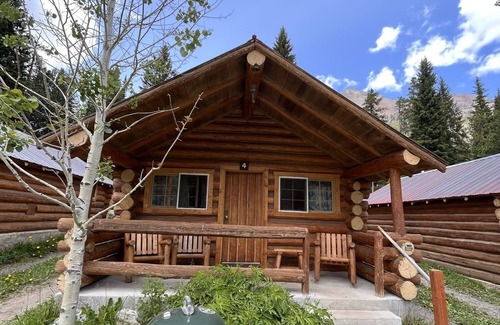 Cooke City-Silver Gate Cabin | Comfy cabin is situated on the Silver Gate property which overlooks 10,000ft tall mountain peaks surrounding the town.