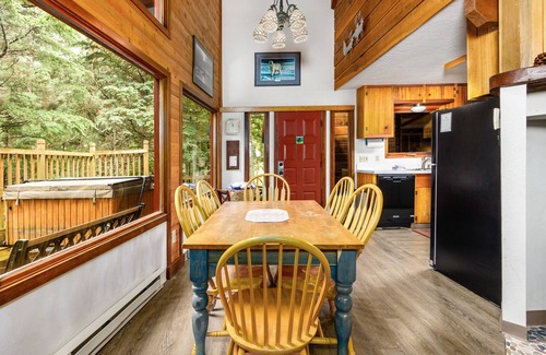 Alyeska Ski Chalet | Comfy chalet with private hot tub, 2 fireplaces - near trails & slopes, dogs OK