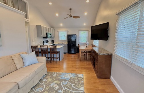 York Beach Cottage | Comfy cottage with pool. Walk to TWO beaches, restaurants, shops and zoo!
