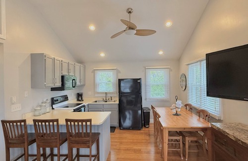 York Beach Cottage | Comfy cottage with pool. Walk to TWO beaches, restaurants, shops and zoo!