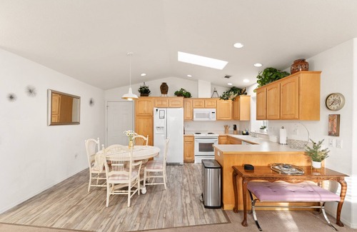 Redwood Cottage | COMFY-COZY, Quiet, EV car CHARGER, GARAGE, Recliner